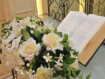 チャペルとバラの花