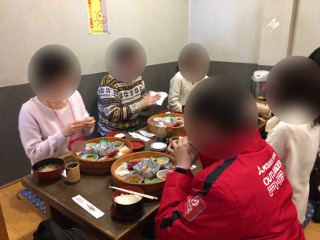 婚活バスツアーの昼食風景