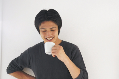 コーヒーを飲む男性