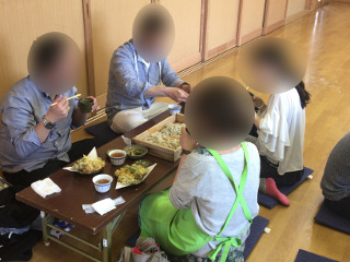 あらかわ亭・食事中