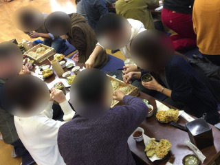 婚活バスツアーの食事風景